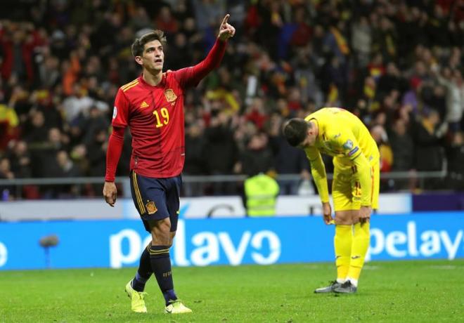 Gerard Moreno celebra uno de sus goles en el España-Rumanía.