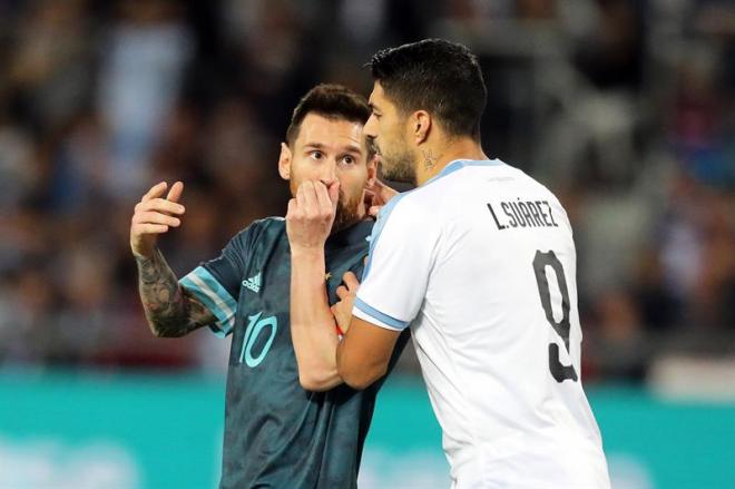 Conversación entre Messi y Suárez en el Argentina-Uruguay.