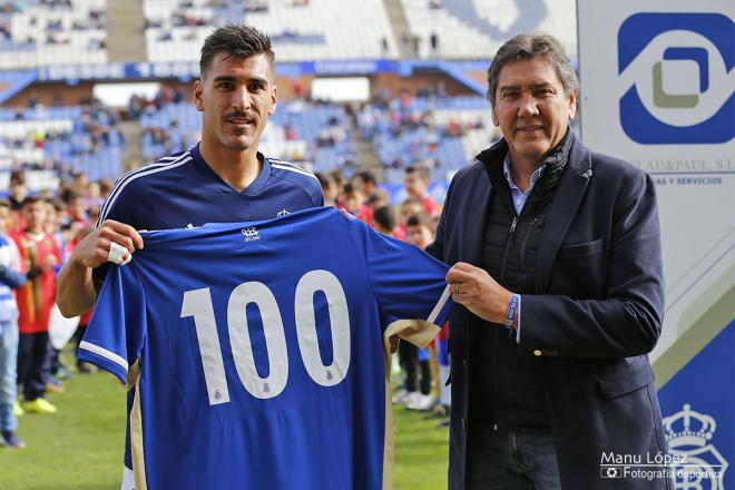 Manolo Zambrano entregó a Diego Jiménez la camiseta por sus 100 partidos como albiazul (Manu López / Albiazules.es).