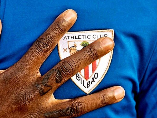 El delantero Iñaki Williams se toca el corazón y el escudo del Athletic Club.