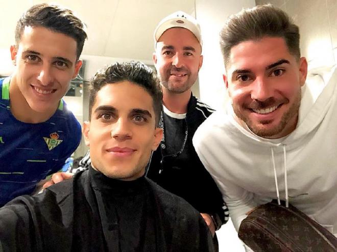 Javi Chacón, barbero del Cádiz, con Tello, Bartra y Javi García (Foto: @javi_thebarber_).