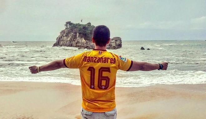 Luis Manzanares, con su camiseta del Sevilla en la costa de México.