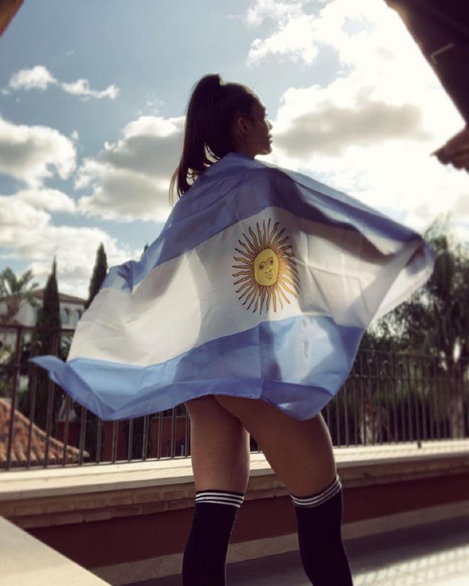 Majo Barbeito, mujer de Ocampos, envuelta en la bandera de Argentina.