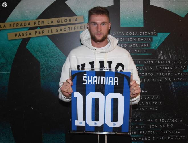 Skriniar, posa con la camiseta por sus 100 partidos con el Inter (Foto: @Inter_es).