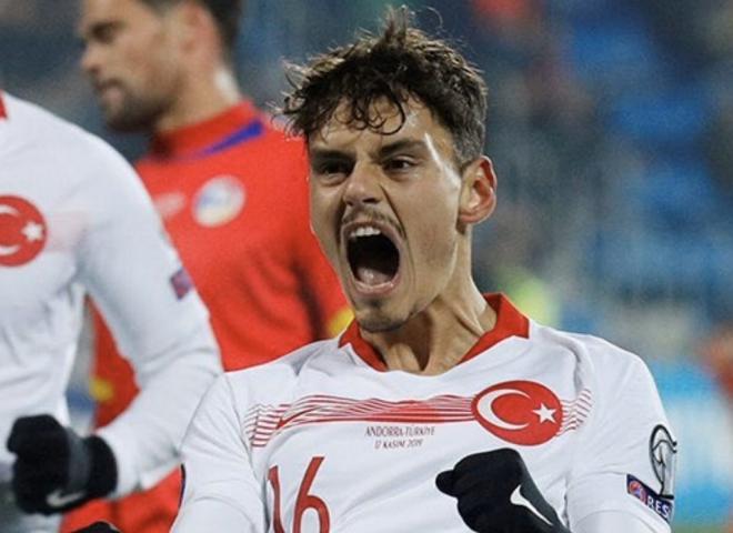 Ünal celebra uno de sus goles con Turquía en Andorra.