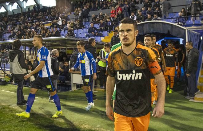 Adrián Guerrero con el brazalete naranja (Foto: Valencia CF).