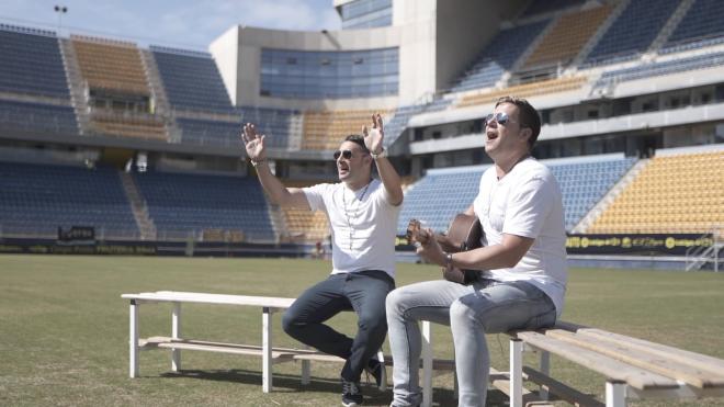 Andy y Lucas, cantando en el estadio Ramón de Carranza (Foto: @_AndyyLucas_).