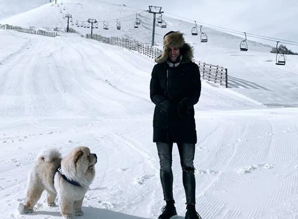 Carlos Hernández, con su perro Leo en la nieve.