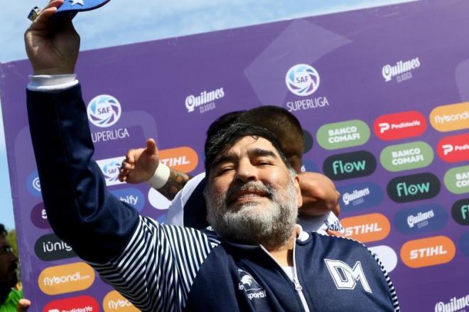 Diego Armando Maradona celebra una victoria con el Gimnasia y Esgrima La Plata.
