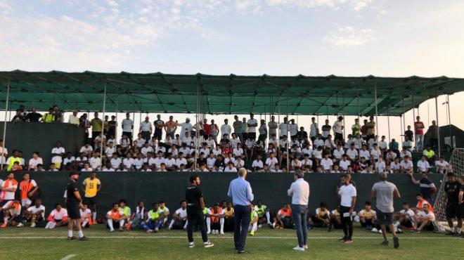 Entrenadores del club, durante unas pruebas para captar jóvenes promesas (Foto: CCF).