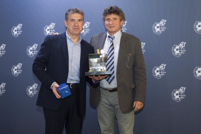 Gonzalo Arconada posa con el premio Ramón Cobo al mejor entrenador de la Primera Iberdrola 18/19 (Foto: RFEF).