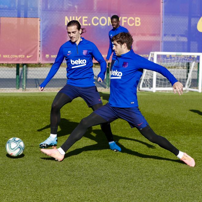 Griezmann y Sergi Roberto, durante el entrenamiento, bajo las órdenes de Valverde (Vía FC Barcelona).