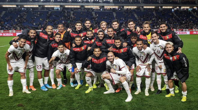 Juanpi y Mikel, posando junto al resto de la selección venezolana tras el amistoso en Japón (Foto: @SeleVinotinto).