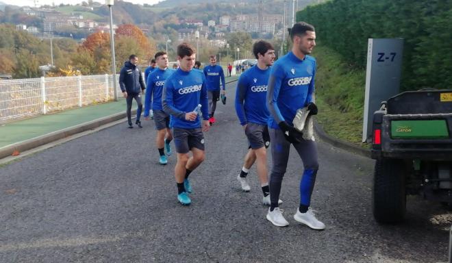 Los jugadores de la Real llegan al campo de entrenamiento (Foto: Giovanni Batista).