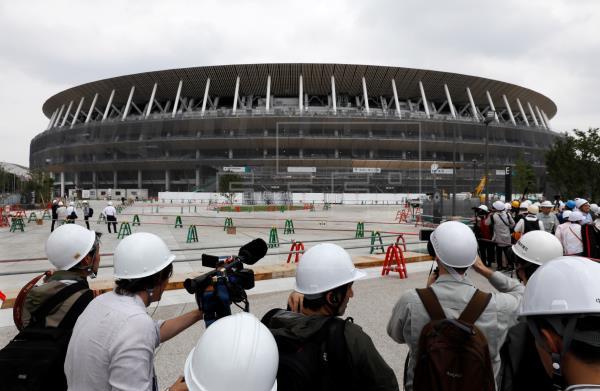 Los medios de comunicación visitan el nuevo Estadio Nacional en Tokio (Foto: EFE).