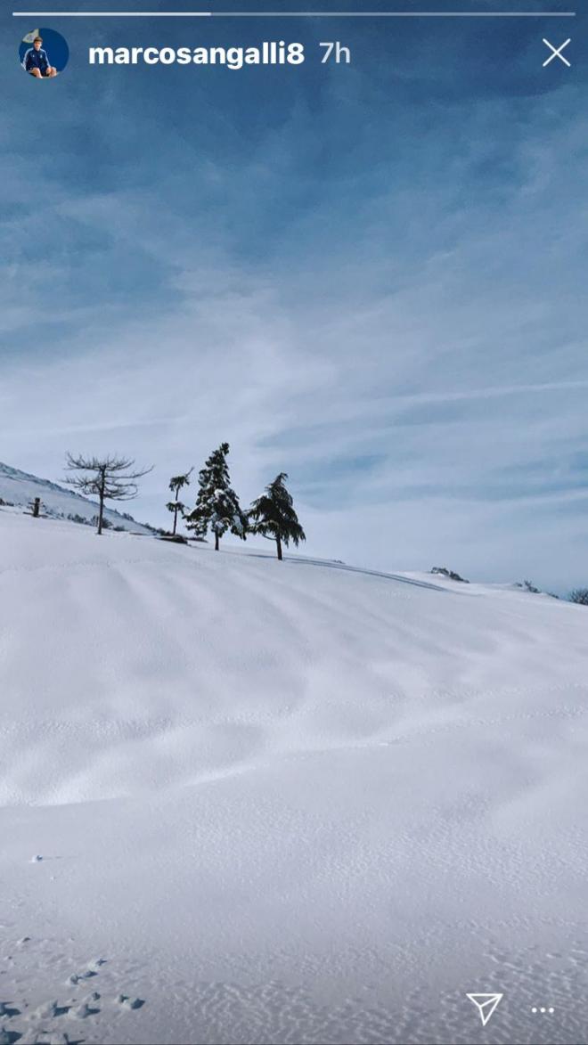 Marco Sangalli aprovecha el día de descanso en la montaña nevada.