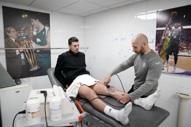 Milosavljevic, recibiendo tratamiento en Los Guindos.