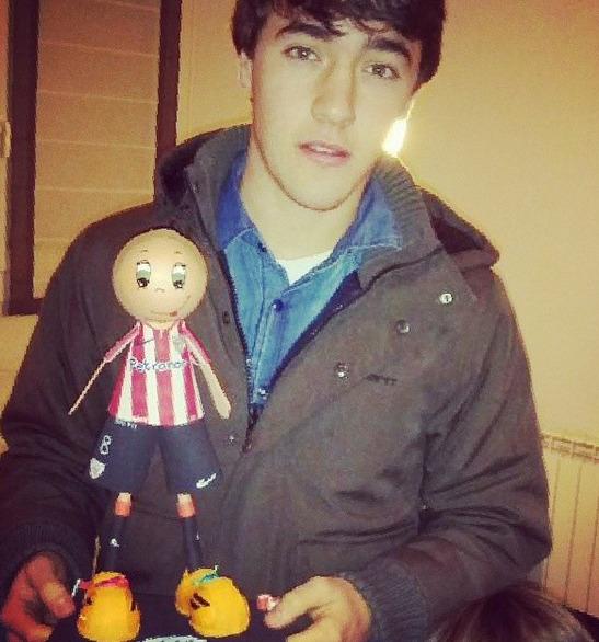 Unai López sostiene un muñeco del Athletic Club.