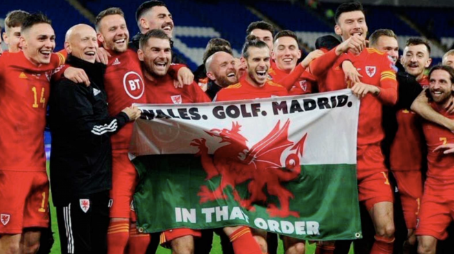 Bale, con la polémica pancarta en la celebración de Gales.