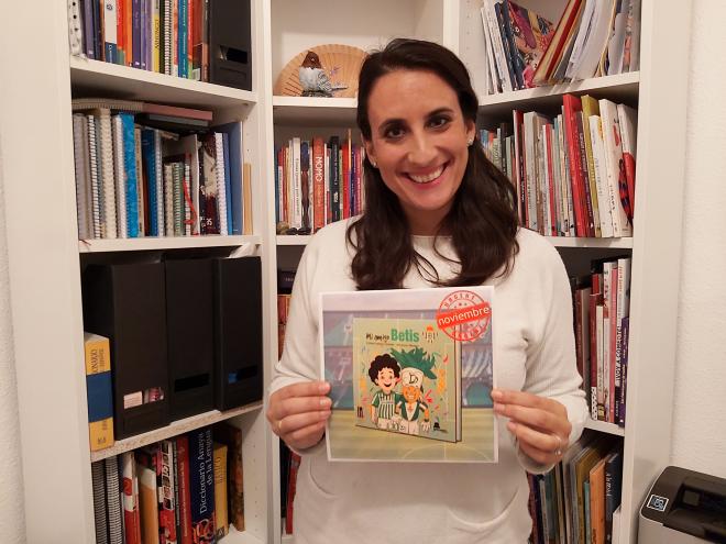 Cristina Expósito con su cuento infantil 'Mi amigo Betis'.