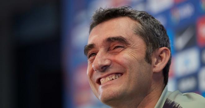 Ernesto Valverde sonríe en sala de prensa (Foto: EFE).