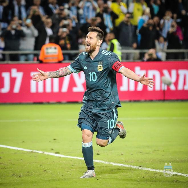 Leo Messi celebra el gol que anotó frente a Uruguay (Foto: @Argentina).