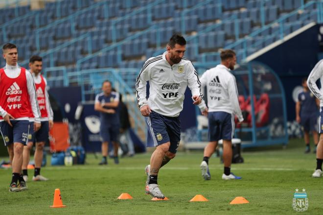Leo Messi, en un entrenamiento con la selección argentina (Foto: @Argentina).