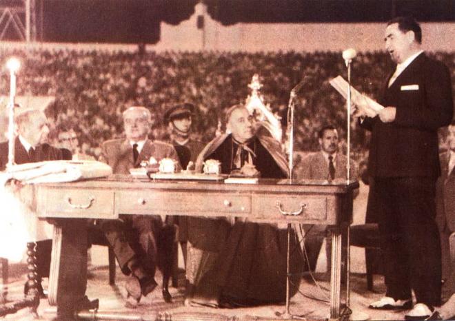 Momento de la firma de la compra del estadio en 1961 con el discurso de Benito Villamarín.