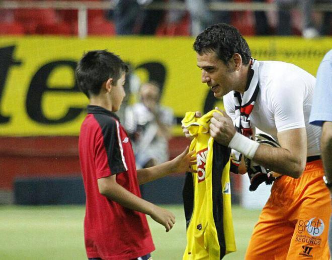 Alberto Flores recibe de manos de Palop su última camiseta de partido con el Sevilla (Ayuntamiento de Fuentes).
