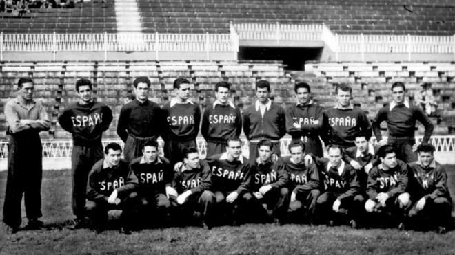 La selección española en San Mamés antes del partido frente a Suecia de 1953.