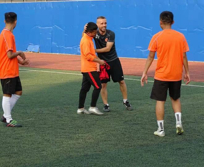 Kevin Vidaña, en un entrenamiento con su equipo en China (Foto: @kevinvidana).