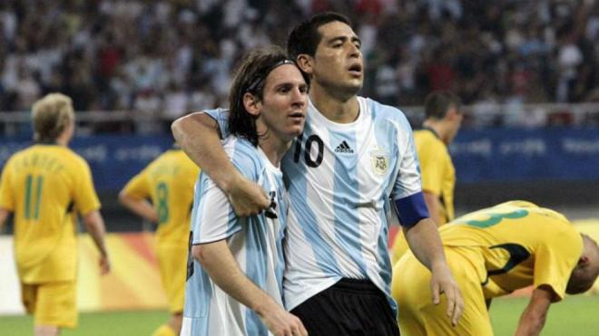 Leo Messi y Riquelme celebran un gol con Argentina.