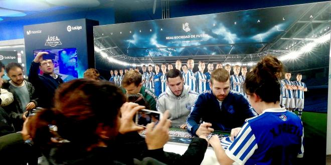 Los jugadores de la Real Sociedad firmando autógrafos (Foto: Giovanni Batista).