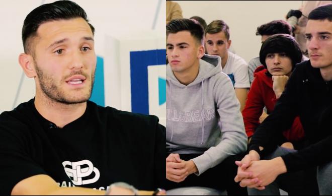 Lucas Pérez, durante su charla a los canteranos del Alavés (Fotos: DA).