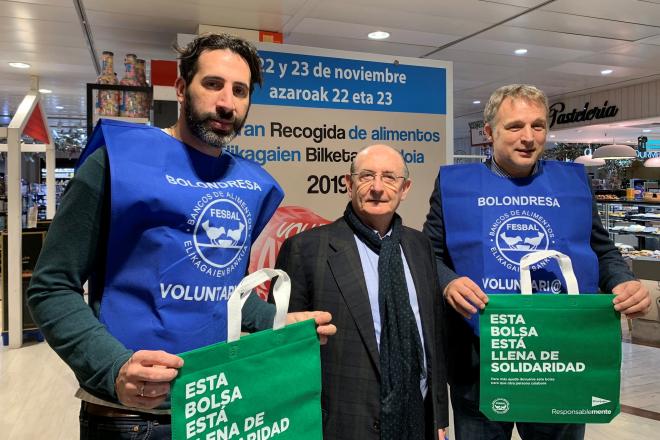 Alex Mumbrú y Pedja Savovic han participado en la apertura de la Gran Campaña de recogida del Banco de Alimentos (Foto: Bilbao Basket).