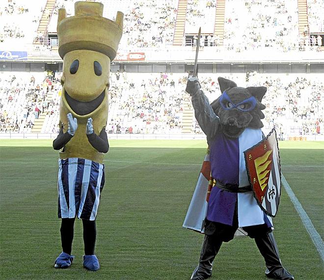 Pucelo y Pepe Zorrillo, en el césped del Nuevo Estadio José Zorrilla.