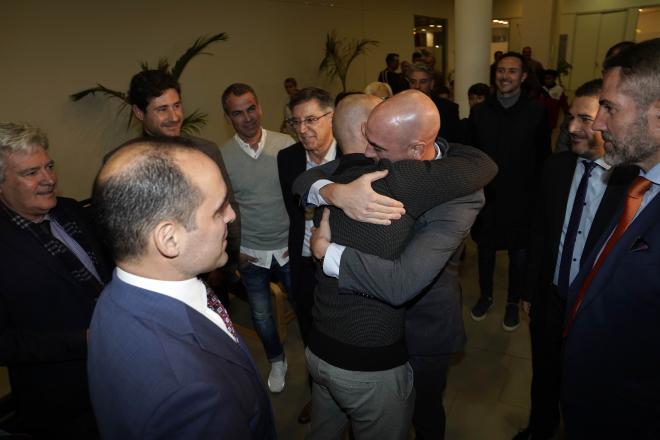 Rubiales se abraza efusivamente con Manolo Gaspar.