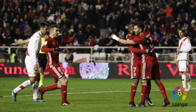 Ángel Rodríguez celebra su gol junto con Cani y Dongou (Foto:La Liga).