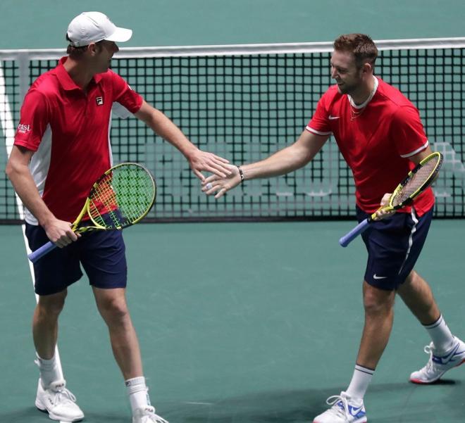 Jack Sock y Sam Querrey celebran un punto en su partido de madrugada ante Italia en la Copa Davis.