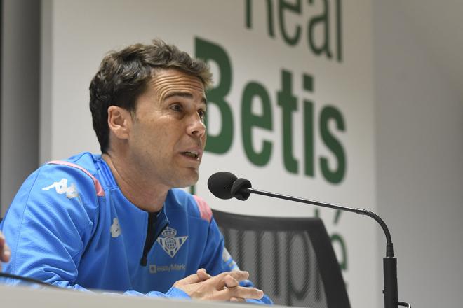 Rubi, en la rueda de prensa del Betis. (Foto: Kiko Hurtado).