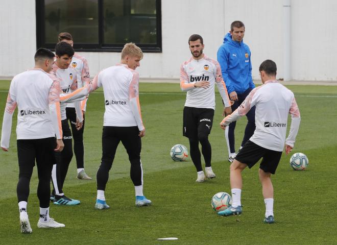 Gayà en un entrenamiento del Valencia CF (Foto: David González)