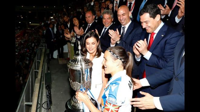 La Reina la entrega el título de campeona a la capitana de la Real Sociedad Sandra Ramajo (Foto: Casa Real).
