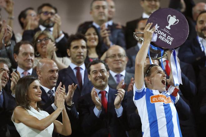 La capitana de la Real Sociedad levanta el título ante Rubiales y la Reina Letizia (Foto: EFE).