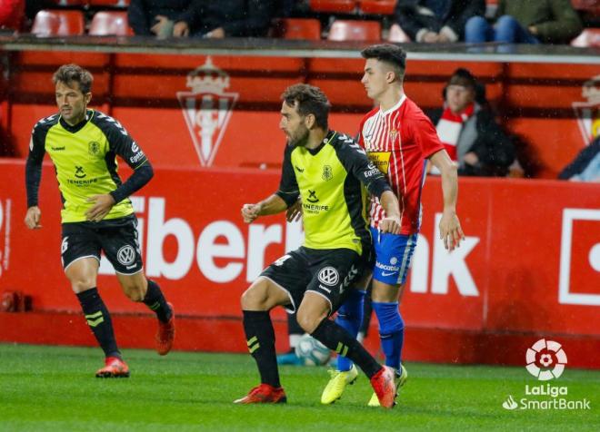Manu García presiona a un rival durante el Sporting-Tenerife (Foto: LaLiga).