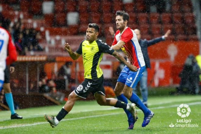 Marc Valiente presiona a Nahuel en el Sporting-Tenerife (Foto: LaLiga).