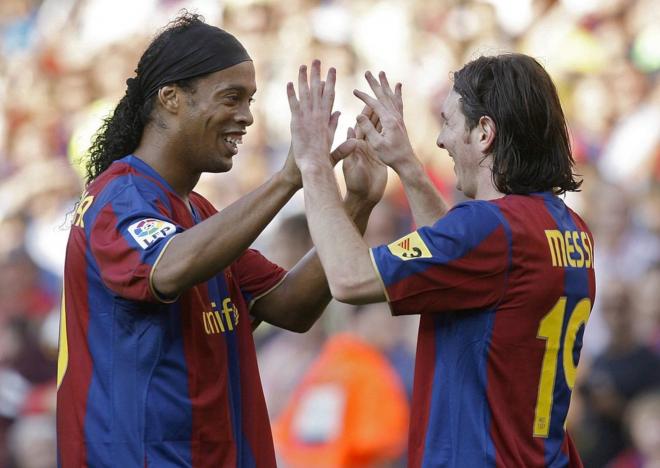 Leo Messi y Ronaldinho, en un partido con el FC Barcelona (Foto: EFE).