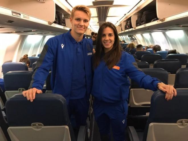 Marta Cardona, recuperada de su esguince, junto a Martin Odegaard en el avión a Madrid (Foto: Real Sociedad).