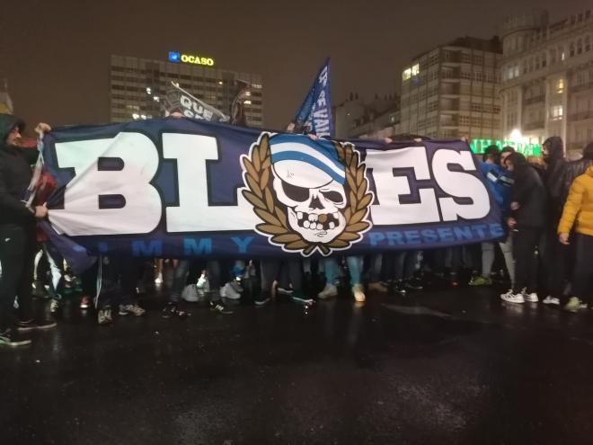 Pancarta de Riazor Blues en la manifestación de la Plaza de Pontevedra (Foto: Susana Falcón).