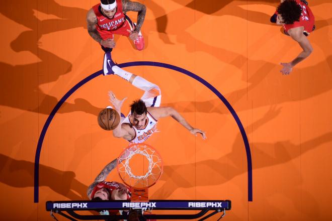 Un jugador de los Suns a punto de anotar en la derrota frente a los Pelicans (Foto: NBA).