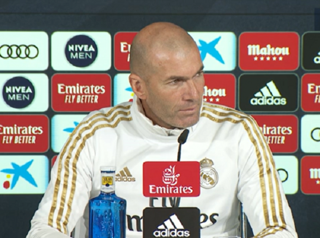Zidane atiende a los medios de comunicación.
